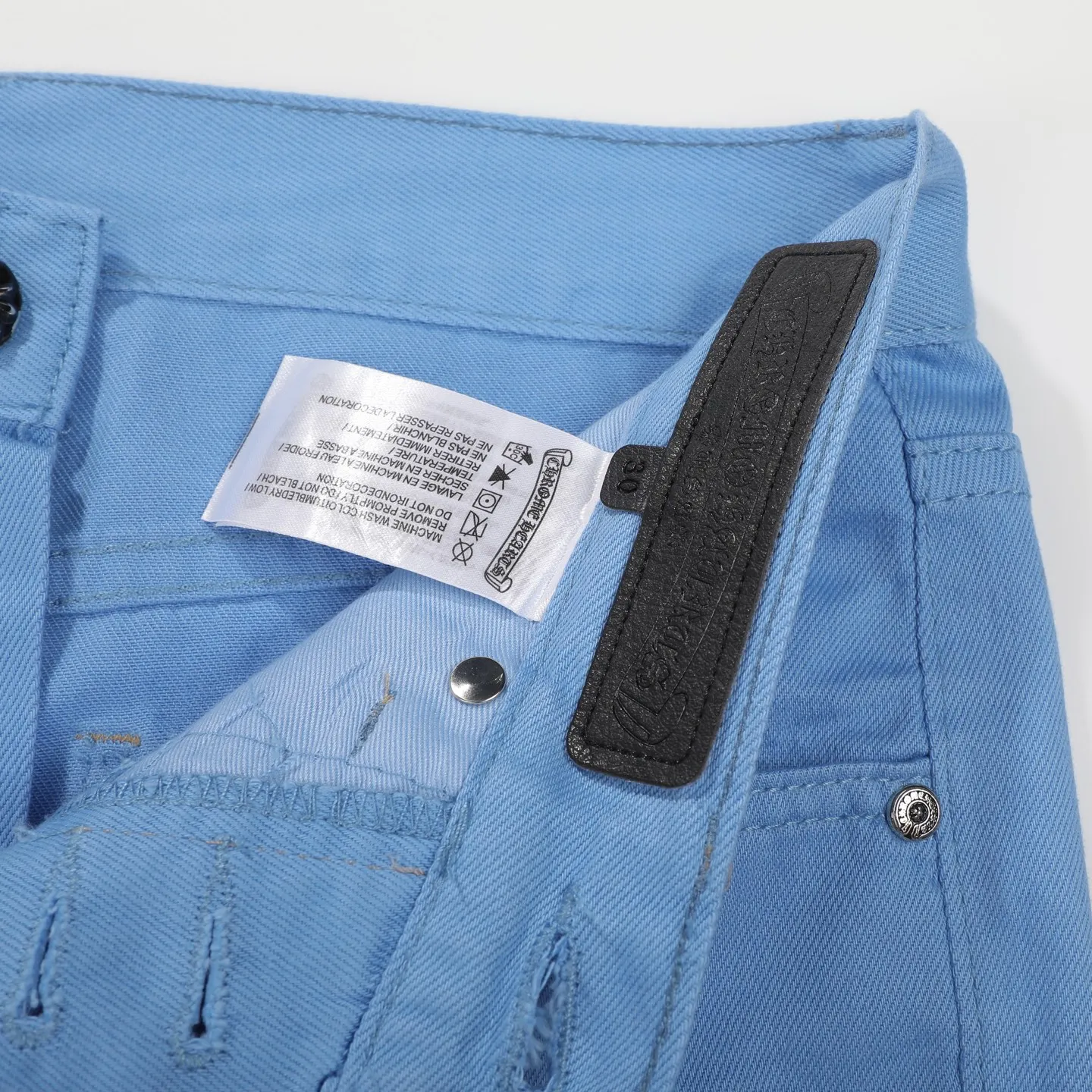 P270 Chrome hearts CH co-branded Drak Miami ice blue jeans exude uninhibited personality and unique charm. Every wear and tear is carefully designed to present a unique artistic feel. Made of imported denim fabric, which has undergone heavy industrial washing and destruction treatment, the trousers show a super cool effect on the upper body, allowing you to dominate the fashion stage.  This is more than just a pair of jeans, it is an expression of attitude. With its unique design concept and ultimate pursuit of details, Croxin breaks traditional boundaries and defines the jeans trend in the new era. The trousers are made of double-layer woven fabric with customized hardware. Special Italian cowhide is printed and cut. Custom-made sheepskin three-layer thick-line leather. The whole body is spliced ​​in heavy water washing. Craftsmen hand-splash ink. You can see the details. Three-dimensional cutting version. Loose and comfortable, not flattering to the body. Makes taller and slimmer. Seiko factory. Original quality control. Same style for men and women. Can be matched with couples. Versatile recommendation. Must-have jeans for all seasons. Color: ice blue. Size: 28-30-32-34.